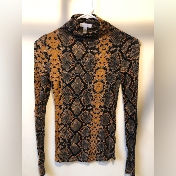 LEITH form fitting turtleneck shirt. XS. Leopard print. - Picture 1 of 3